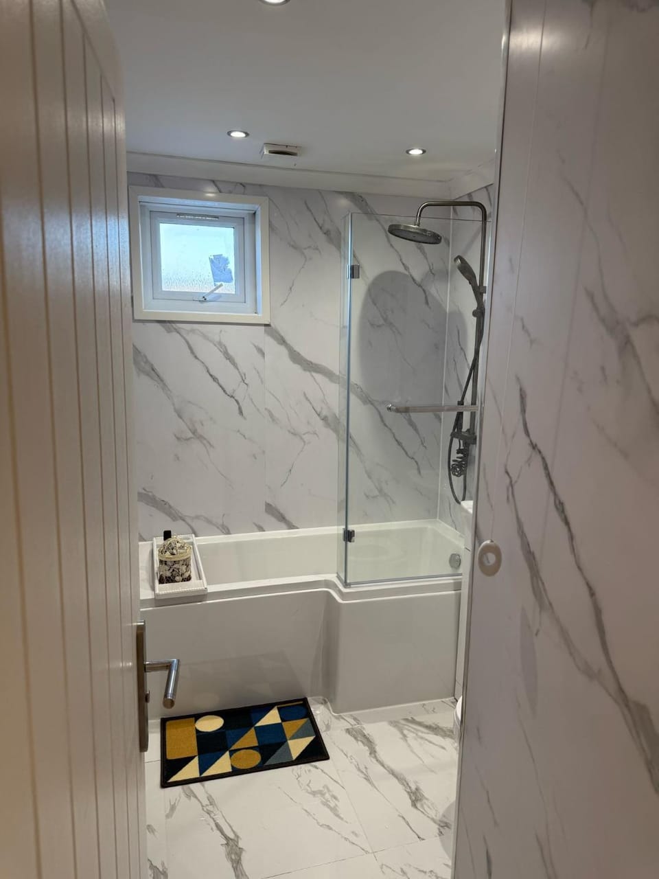 Paramount Luxe Loft- 3 bedrooms, 4 beds cosy home Apartment in Basildon