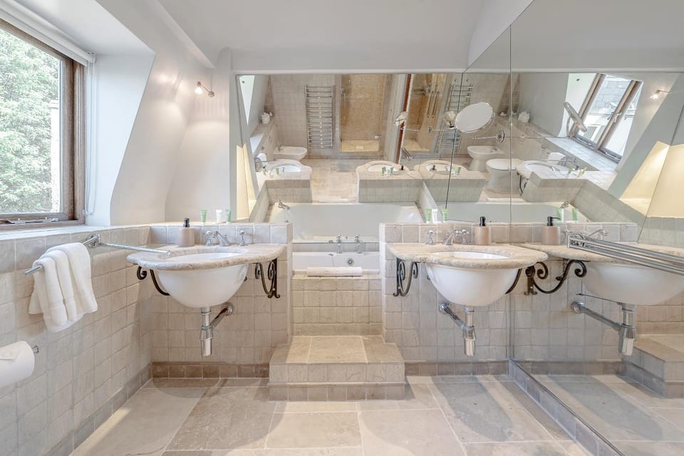 Luxurious 4 bedroom home in Kensington House in City of Westminster