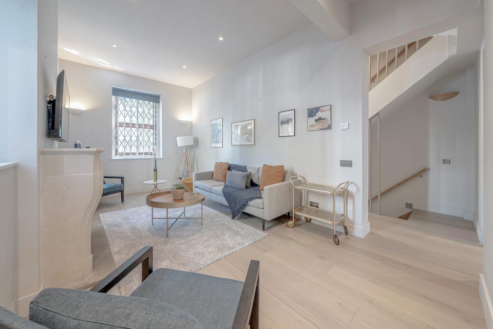 Luxurious 4 bedroom home in Kensington House in City of Westminster