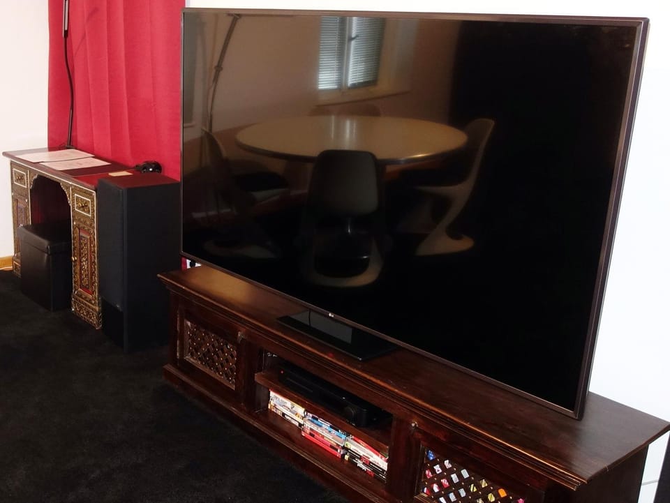 TV and multimedia, Living room, Evening entertainment