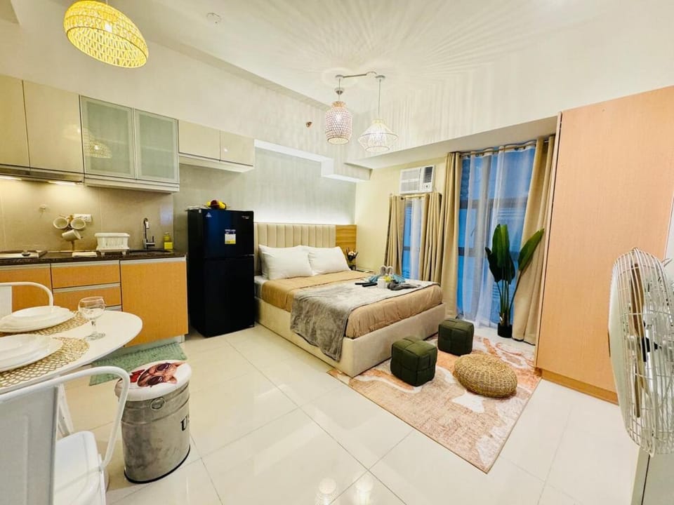 Staycation near Venice Mall mckinley taguig Apartment in Makati