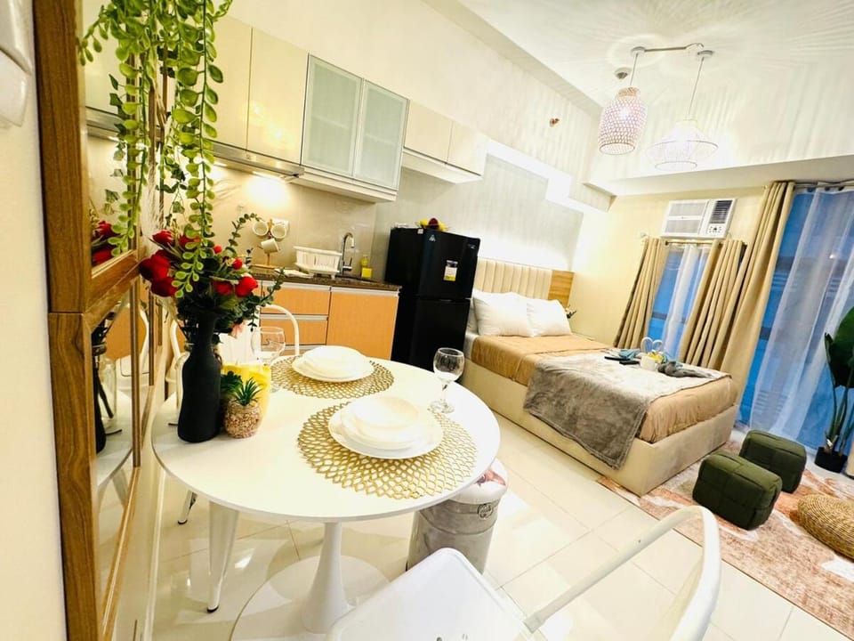 Staycation near Venice Mall mckinley taguig Apartment in Makati