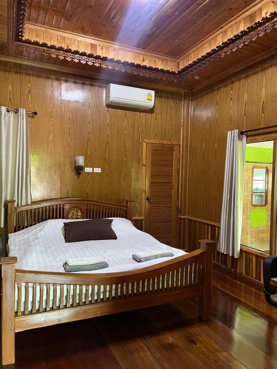 Photo of the whole room, Dining area, Bedroom