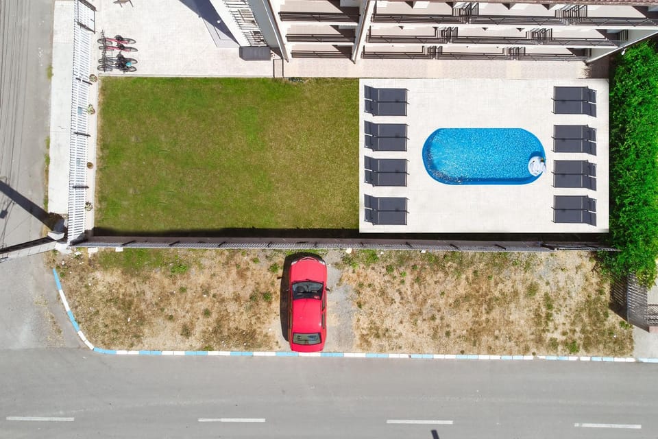 Swimming pool, Parking