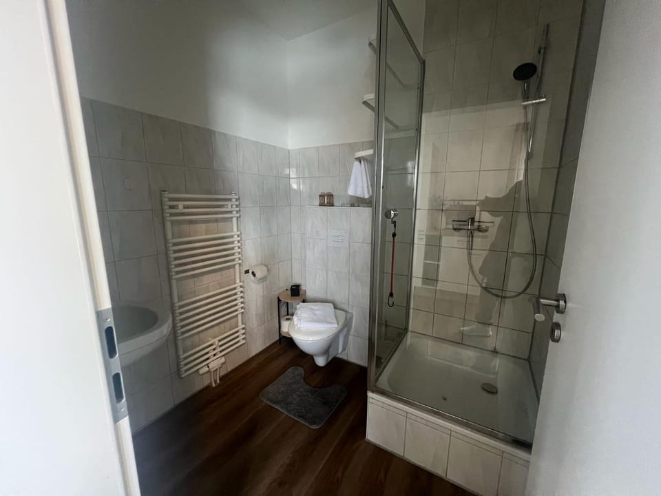 Shower, Toilet