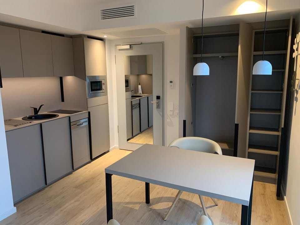 Kitchen or kitchenette, Dining area, Facility for disabled guests, dishwasher, oven, stove, wardrobe