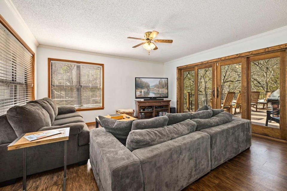 Eagle Nest Lakehouse-Direct Access to Beaver Lake House in Beaver Lake