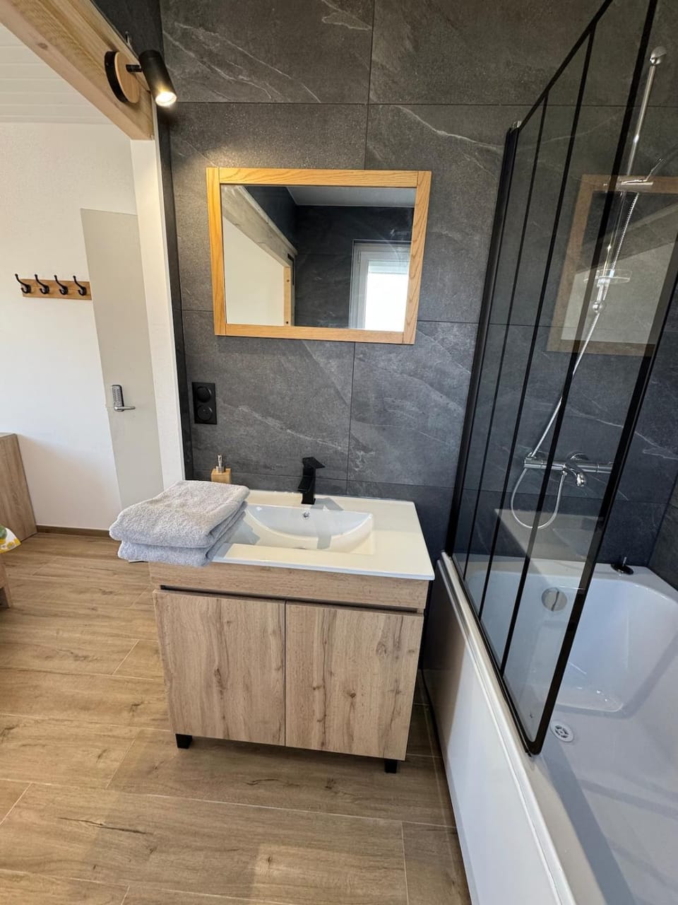 Shower, Bathroom, Bedroom, towels
