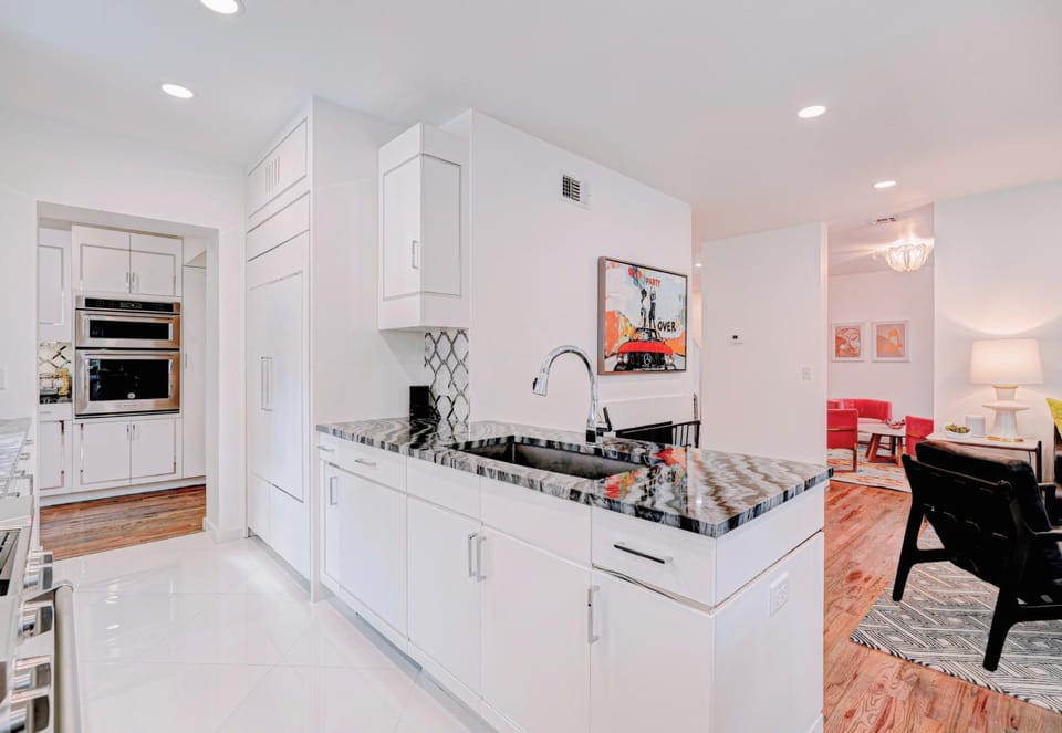 5BR Home 3 mins OU, Sleeps 10 House in Norman