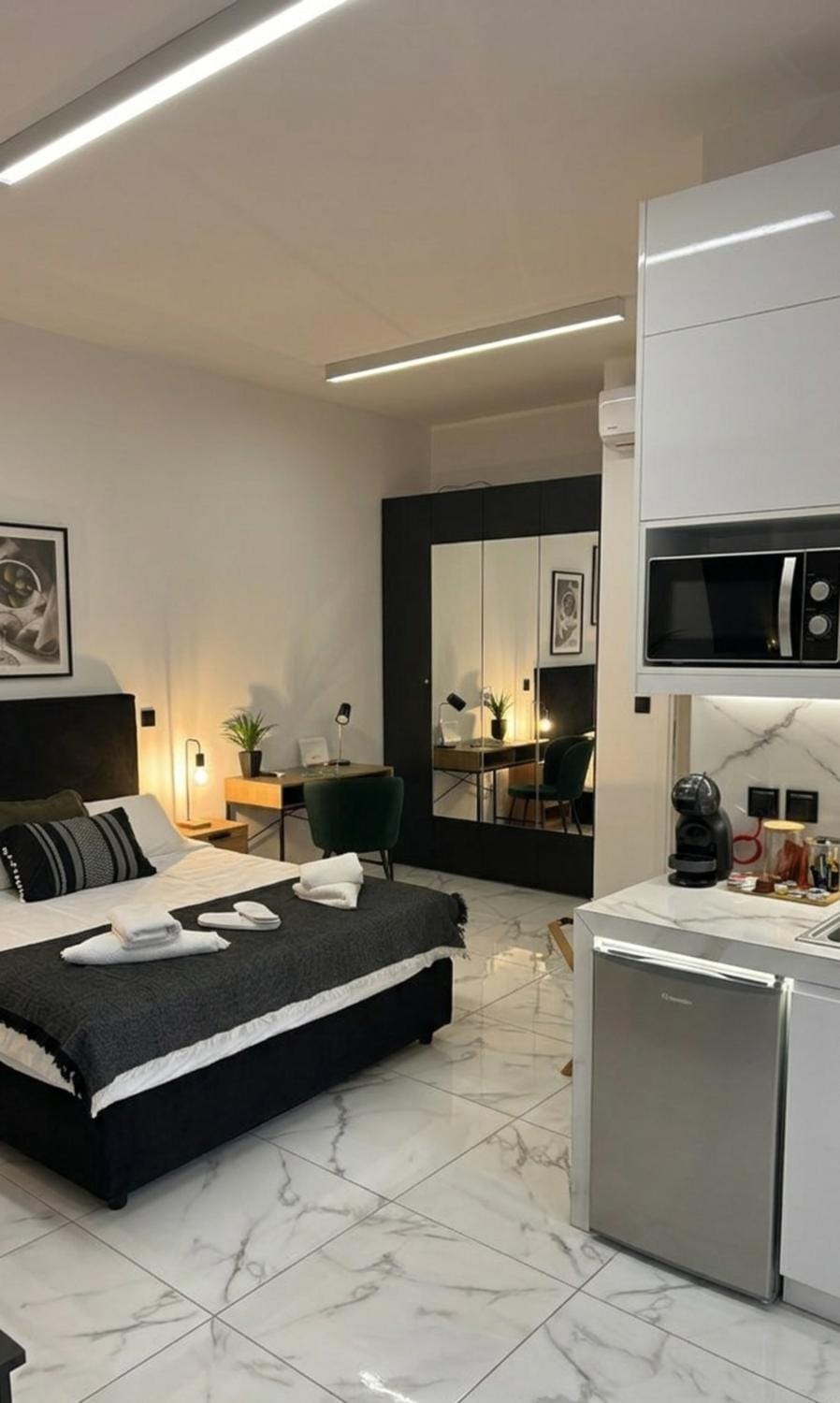 Bed, Photo of the whole room, Seating area, Bedroom, minibar, wardrobe, kitchen