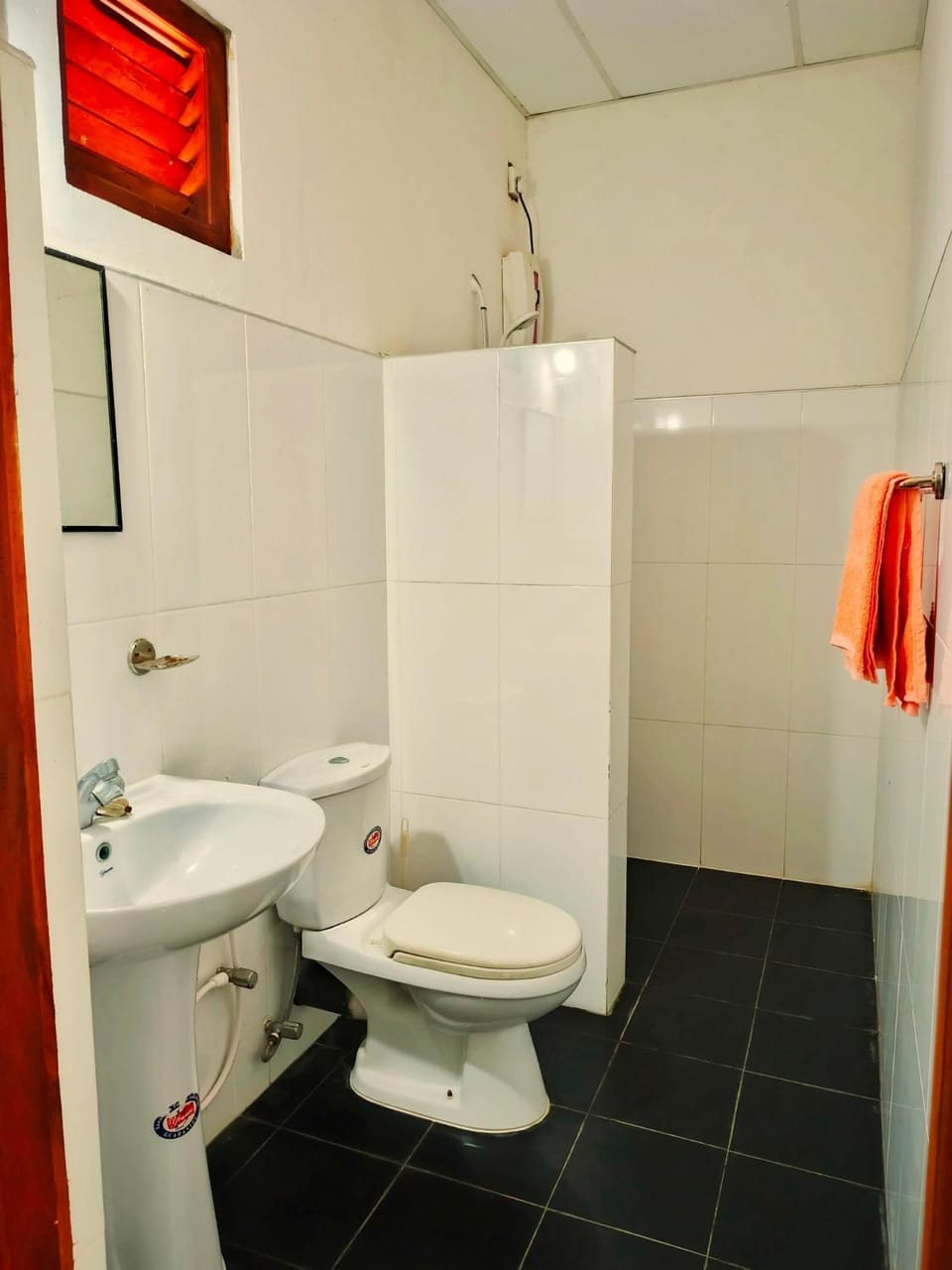 Shower, Toilet, Bathroom, bidet, towels
