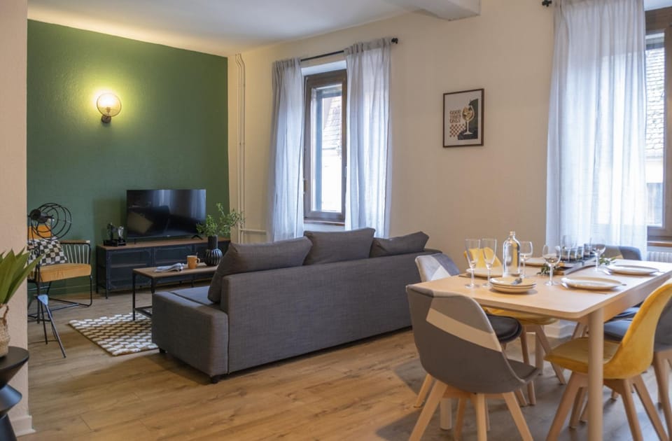 TV and multimedia, Living room, Seating area, Dining area, Landmark view, internet