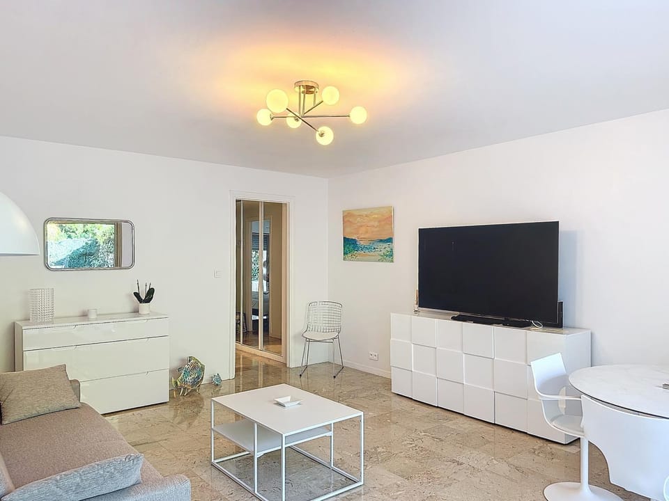 Home Riviera - 1 Bedroom Apartment Garden View Near Beach Apartment in Cannes