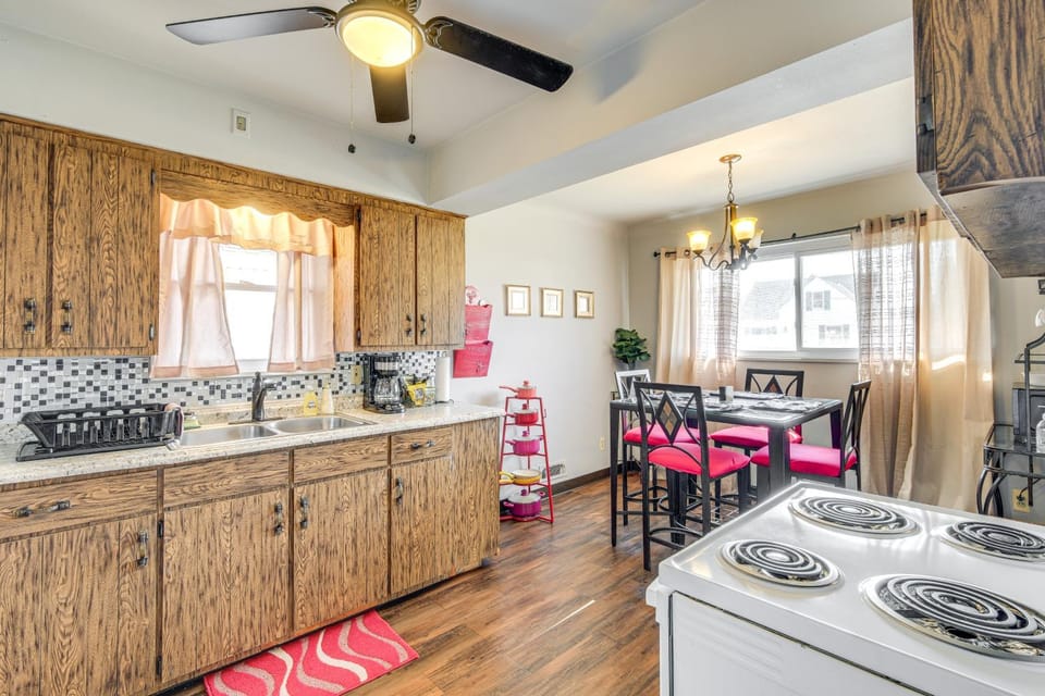 8 Mi to Dtwn Cleveland Quiet Home with Fenced Yard House in Cleveland Heights