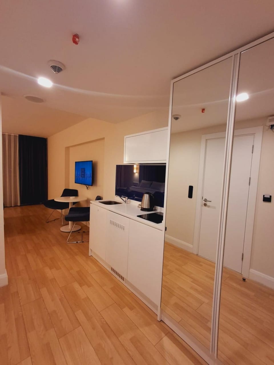 TV and multimedia, Kitchen or kitchenette, wardrobe