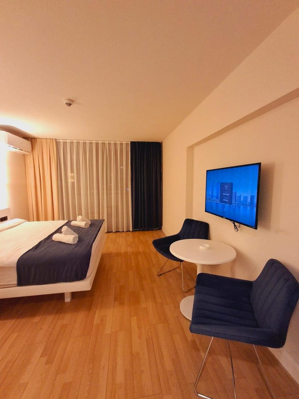 Bed, TV and multimedia, Living room, Photo of the whole room, Seating area, Evening entertainment