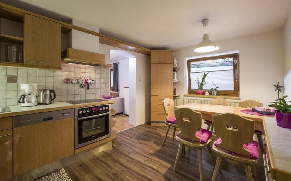 Coffee/tea facilities, Kitchen or kitchenette, Dining area, stove
