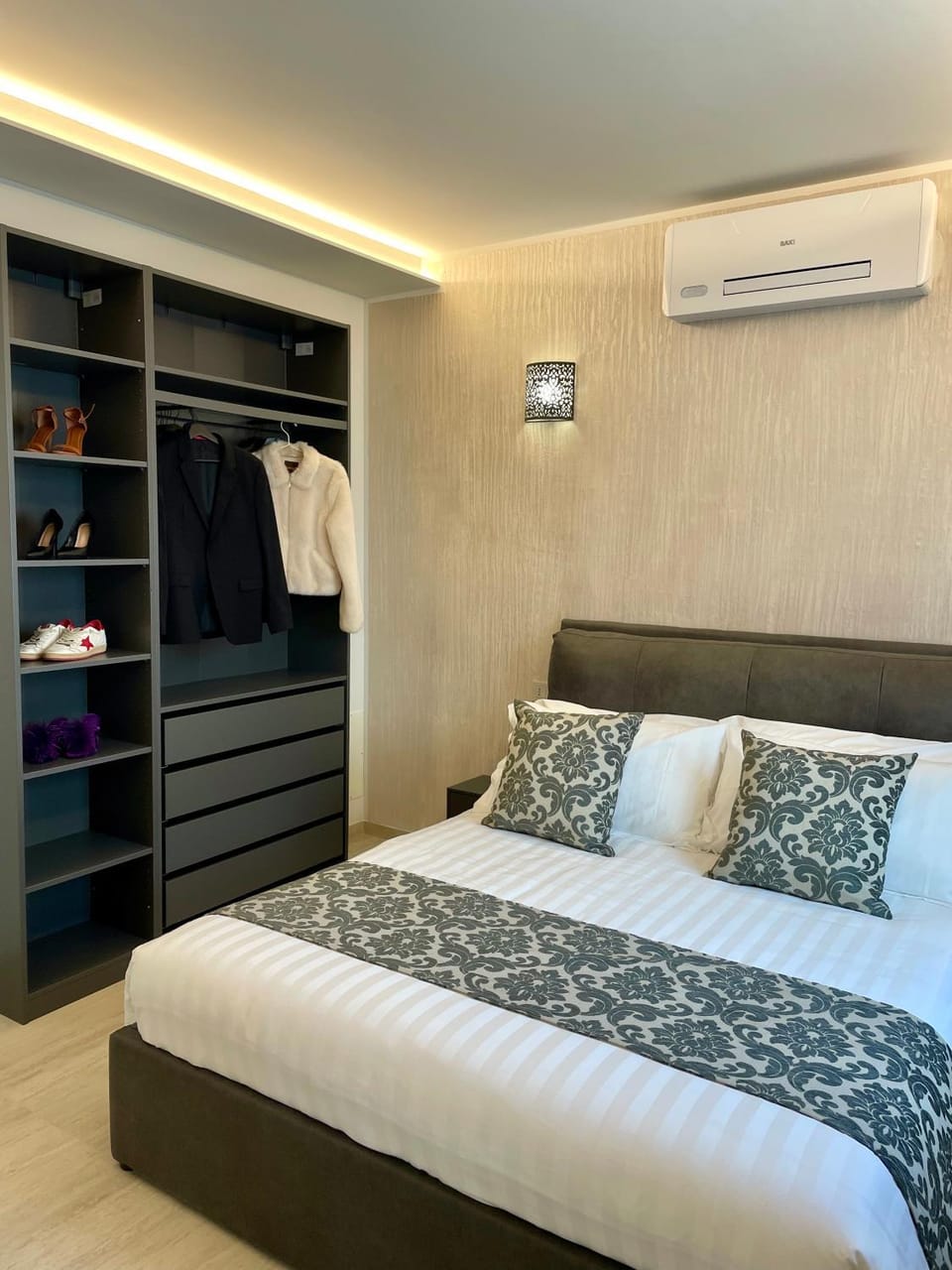 Bedroom, wardrobe