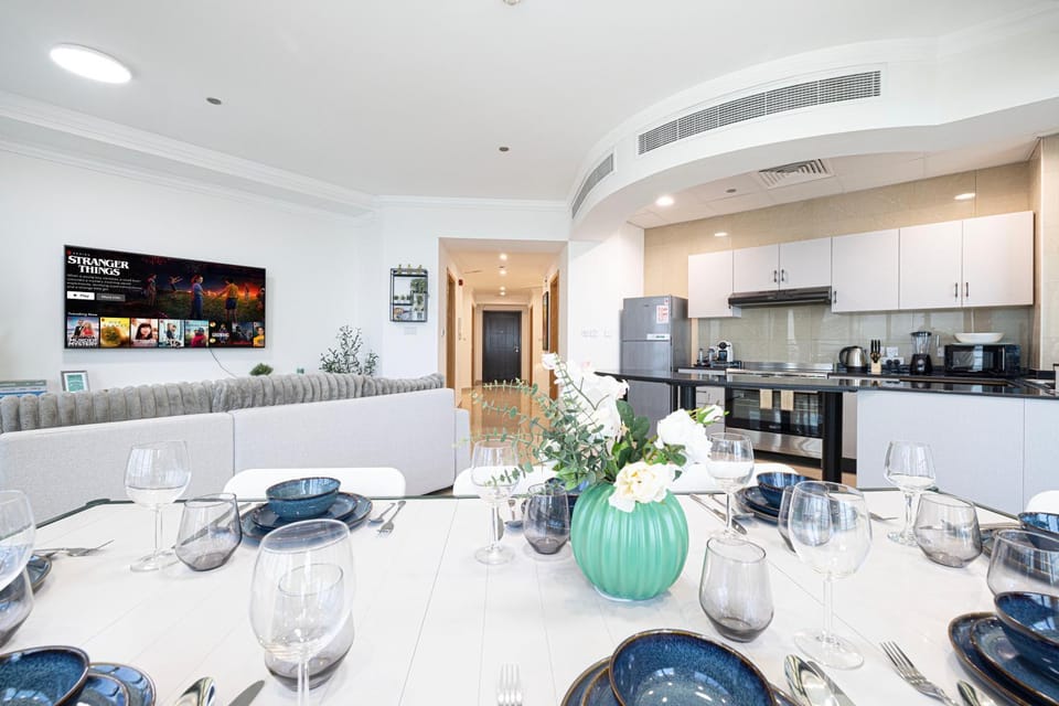 Coffee/tea facilities, Kitchen or kitchenette, Dining area, minibar, oven, stove, toaster