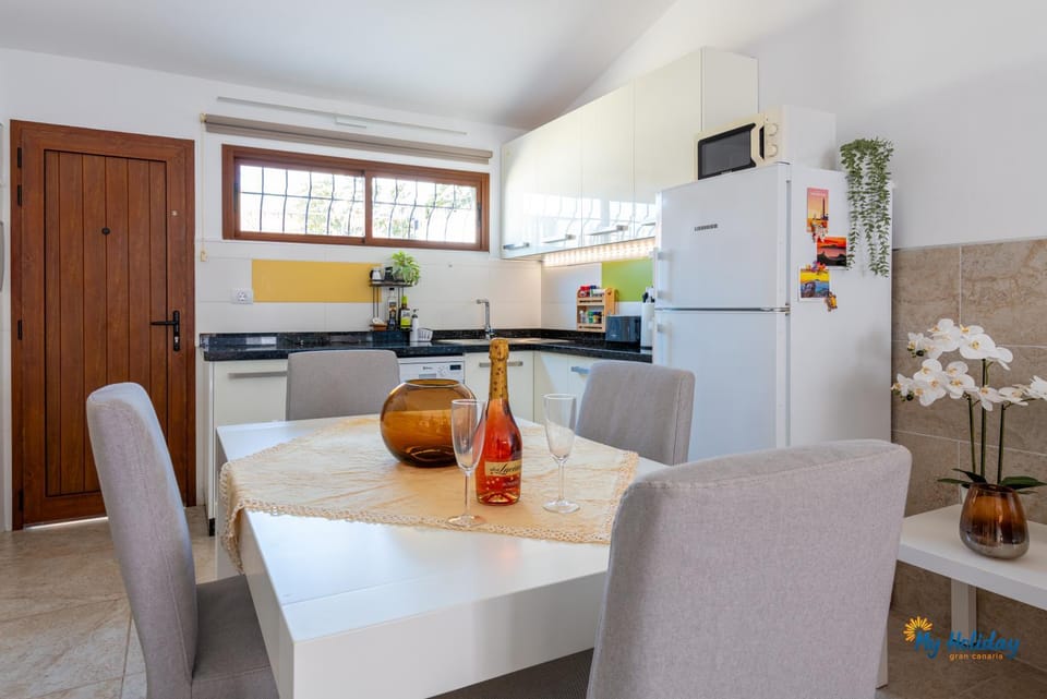 Kitchen or kitchenette, Dining area, stove