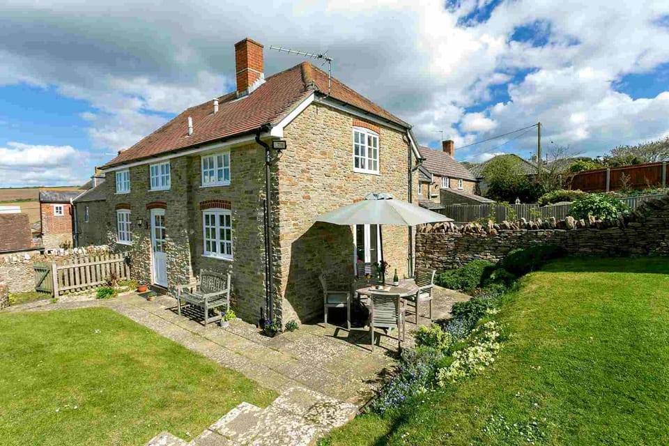 Property building, Patio, Garden, Balcony/Terrace