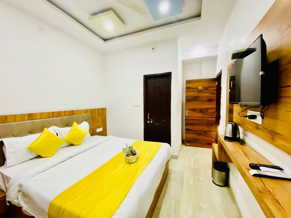 Bed, TV and multimedia, Photo of the whole room, Bedroom, wardrobe