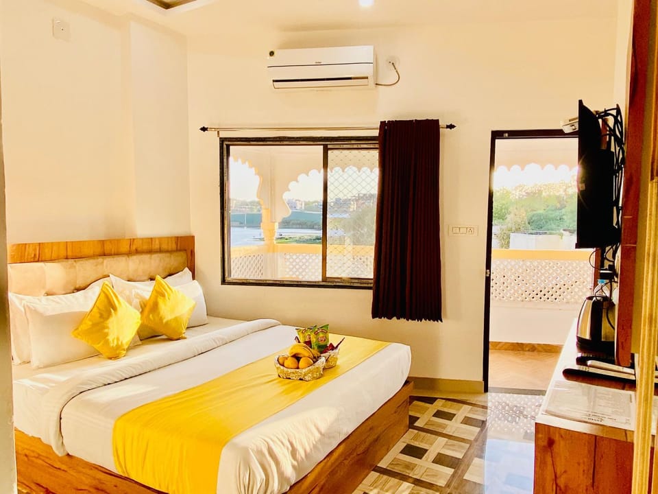 Bed, Photo of the whole room, Bedroom, towels, air conditioner