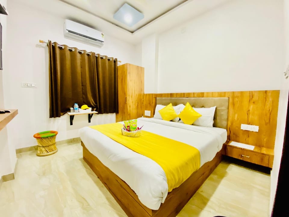 Bed, Photo of the whole room, Bedroom, towels, air conditioner