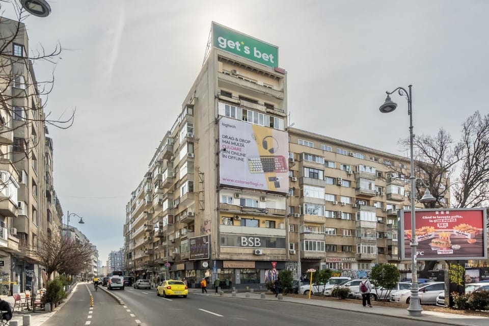 Property building, Day, Neighbourhood, City view, Street view, Location, Parking