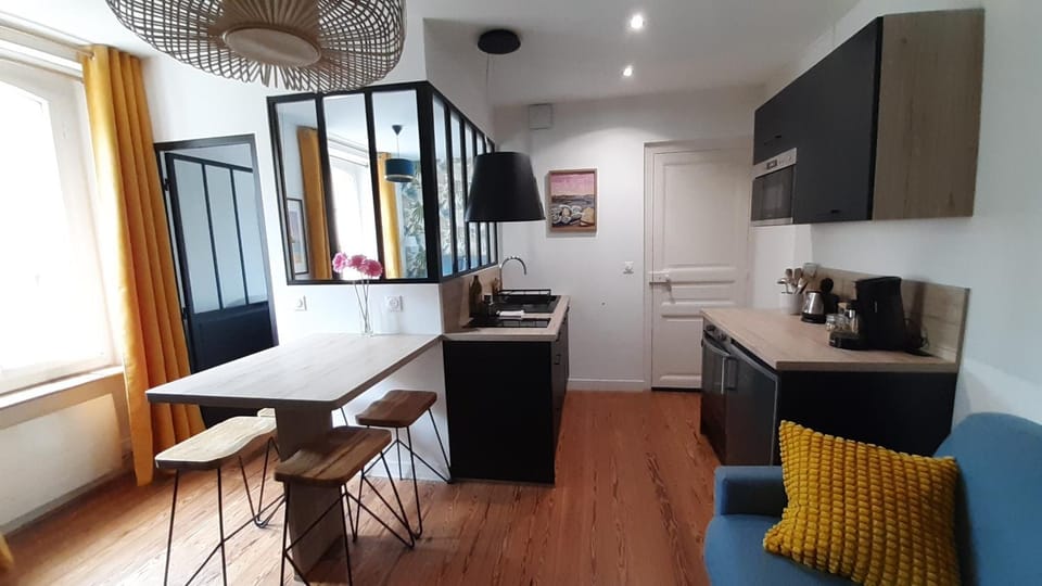 Kitchen or kitchenette, Dining area
