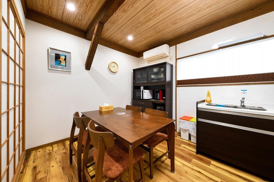 Kitchen or kitchenette, Dining area, minibar