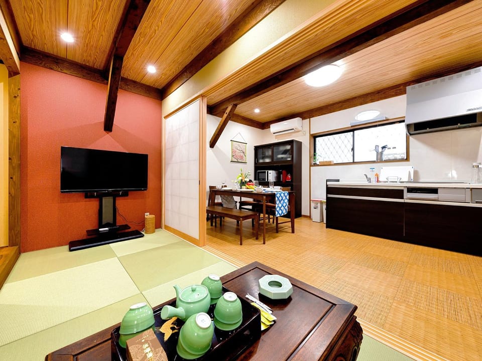 Communal lounge/ TV room, TV and multimedia, Kitchen or kitchenette, Living room, Seating area, Dining area, Evening entertainment, oven