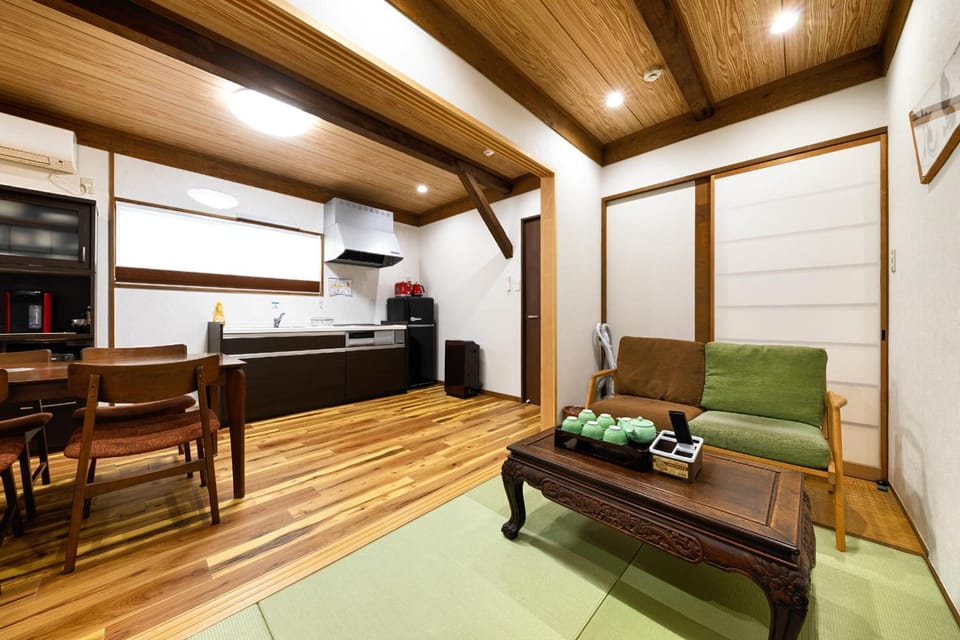 Kitchen or kitchenette, Living room, Seating area, Dining area, minibar, oven