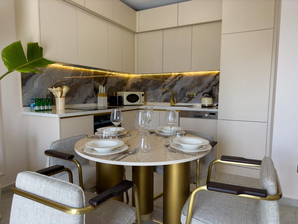 Kitchen or kitchenette, Dining area