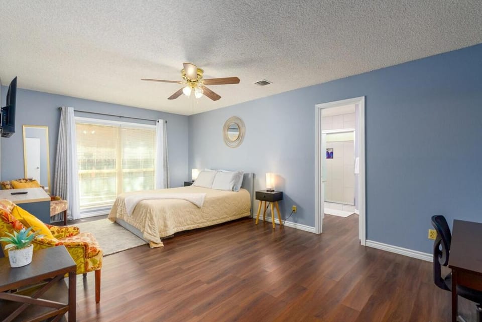 Backyard, Garage, Free parking, Near Medical Center House in San Antonio