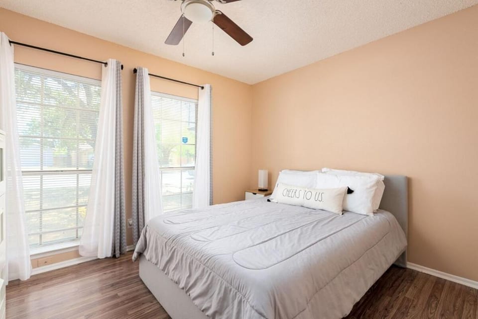 Backyard, Garage, Free parking, Near Medical Center House in San Antonio