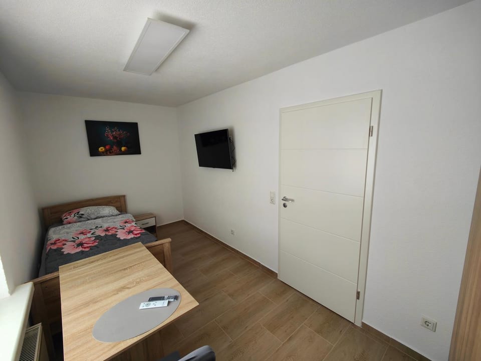 Bed, TV and multimedia, Photo of the whole room, Seating area, Bedroom, wardrobe