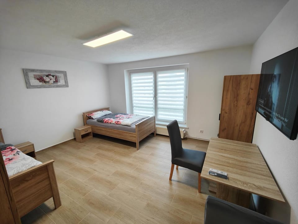 Bed, TV and multimedia, Photo of the whole room, Seating area, Bedroom, wardrobe