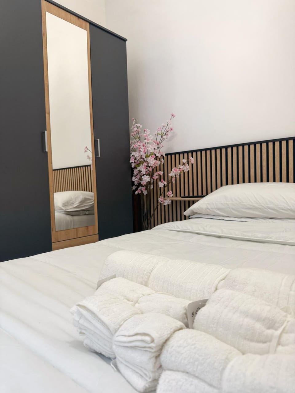 Bed, Photo of the whole room, Bedroom