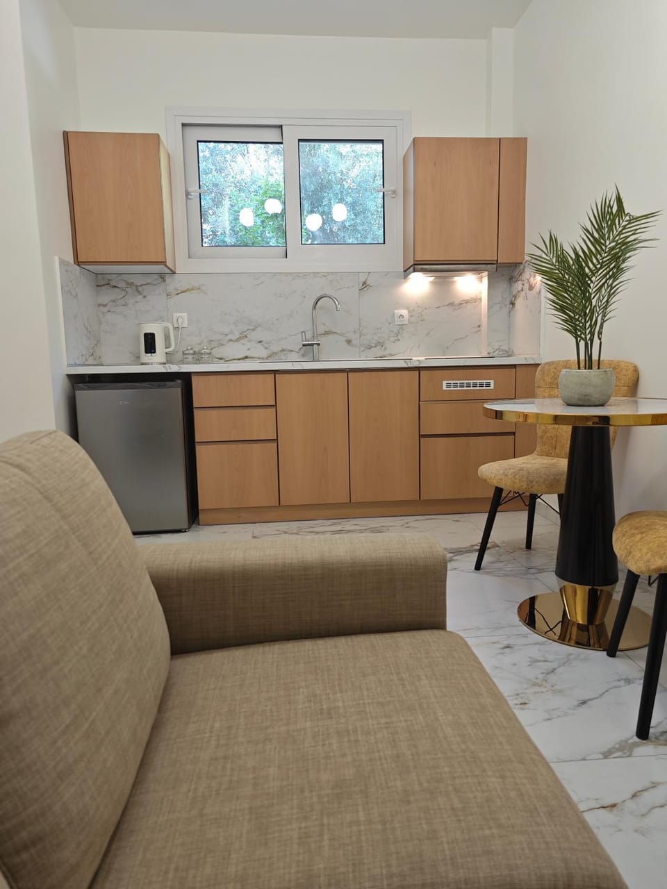 Kitchen or kitchenette, Living room, Seating area, Dining area, stove