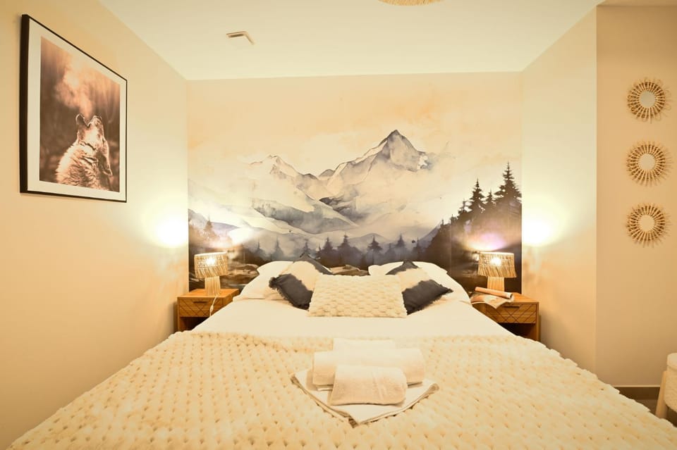 Bed, Photo of the whole room, Decorative detail, Bedroom