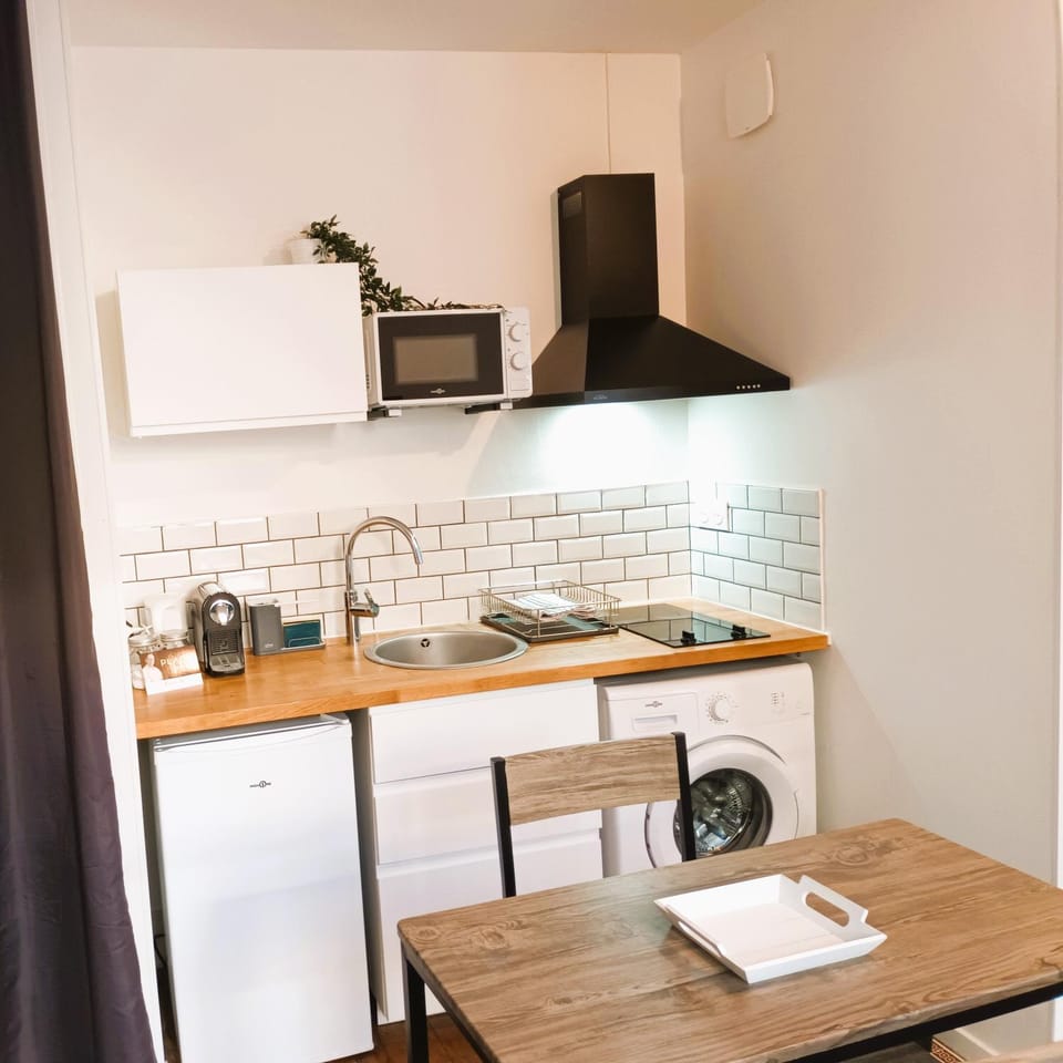 Coffee/tea facilities, Kitchen or kitchenette, Dining area, microwave, stove, washing machine