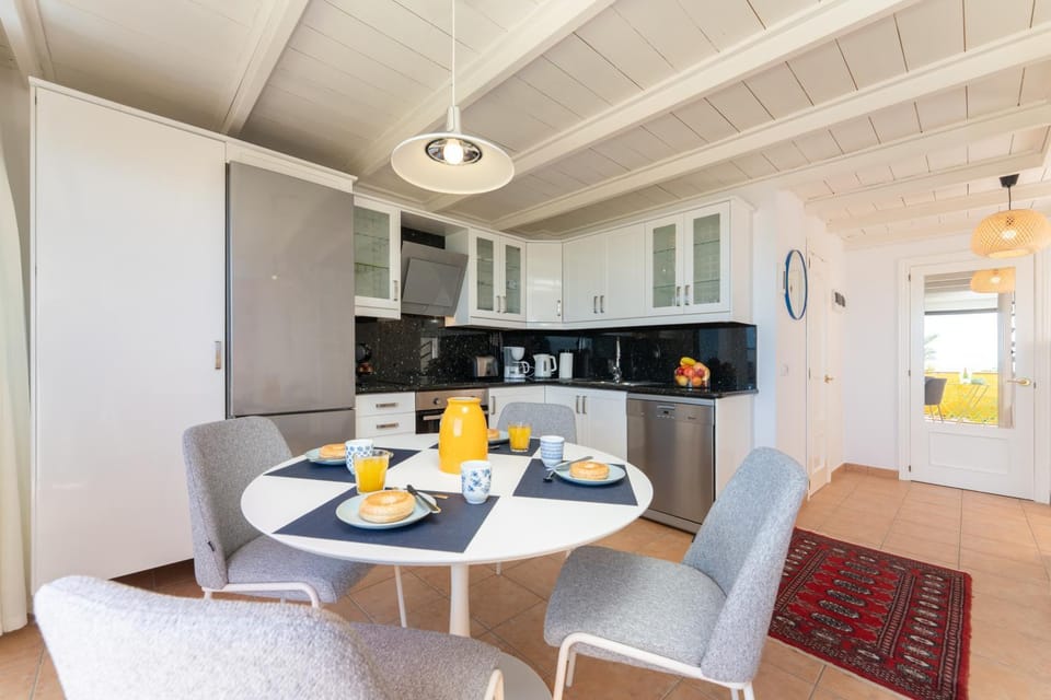 Coffee/tea facilities, Kitchen or kitchenette, Dining area, Food, dishwasher, stove