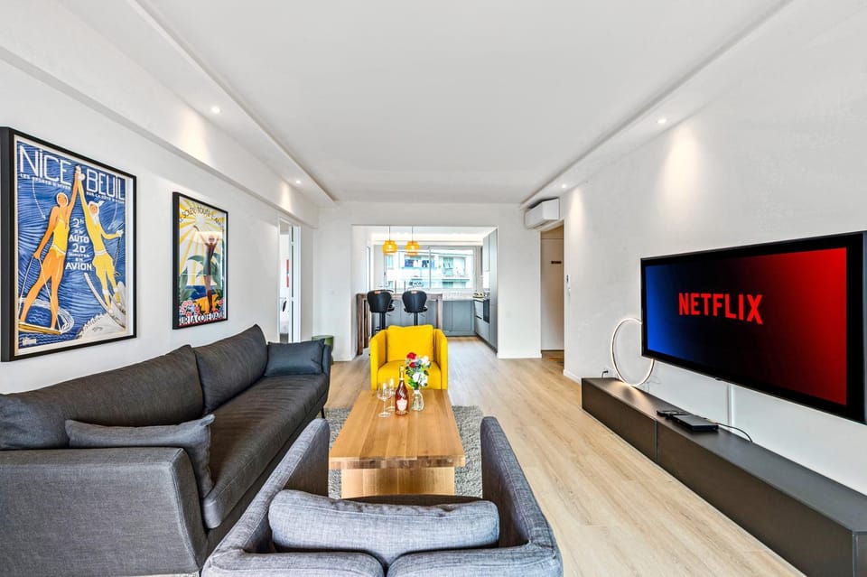 TV and multimedia, Living room, Seating area, air conditioner