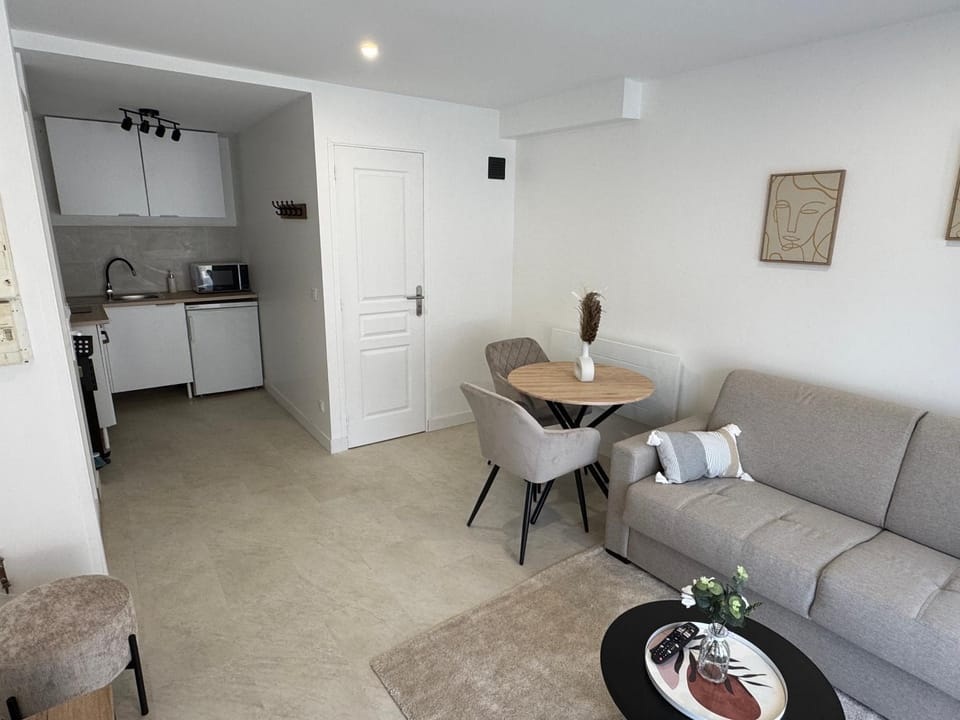 Kitchen or kitchenette, Living room, Seating area