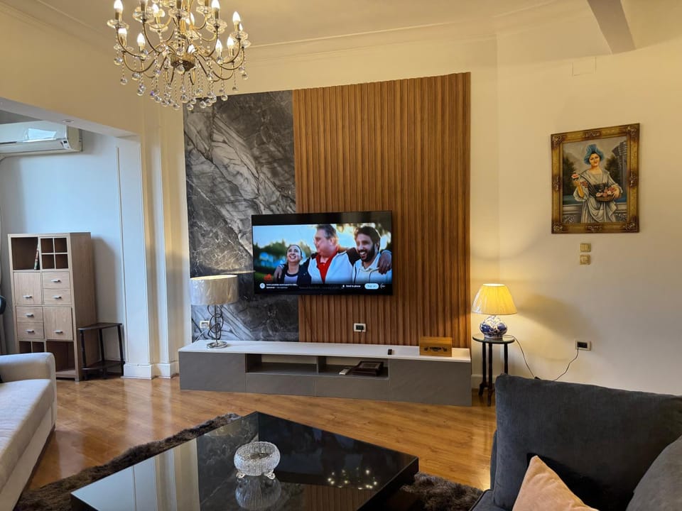 TV and multimedia, Living room, Evening entertainment