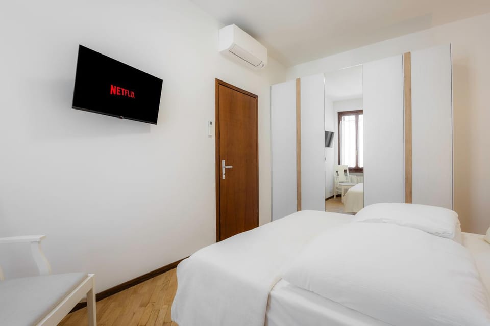 Bed, TV and multimedia, Photo of the whole room, Evening entertainment, Bedroom, air conditioner