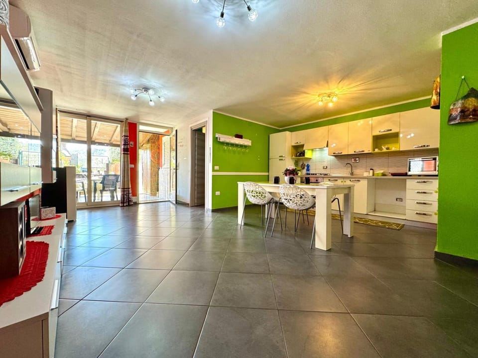 Kitchen or kitchenette, Dining area, oven, stove