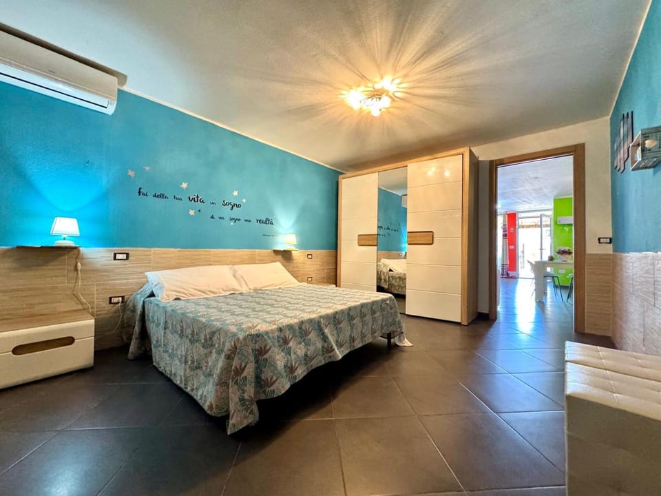 Bed, Photo of the whole room, Bedroom, air conditioner