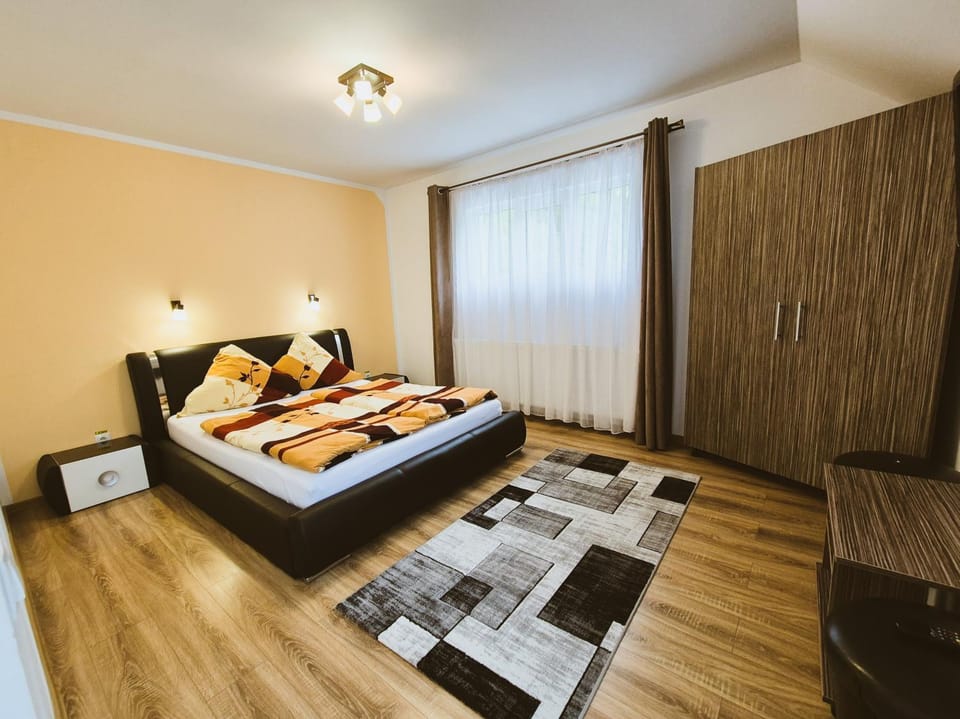 Bed, TV and multimedia, Balcony/Terrace, Photo of the whole room, Bedroom, wardrobe